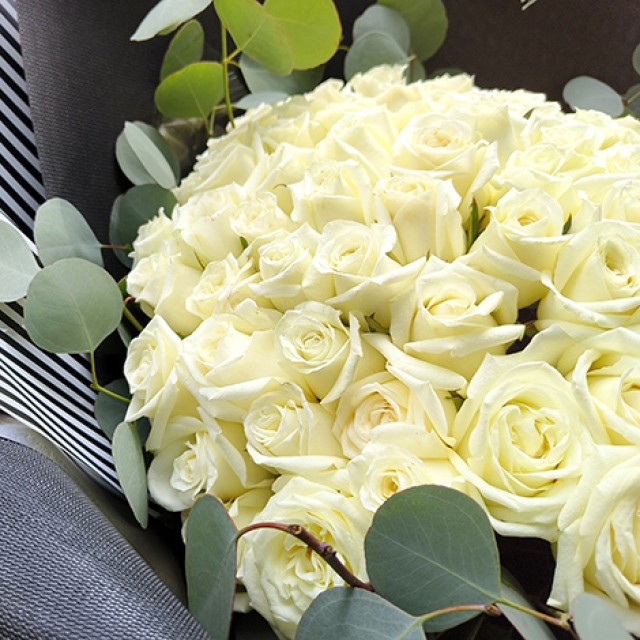 99朵白玫瑰藝術花束  特別適合可甜可鹹的另一半