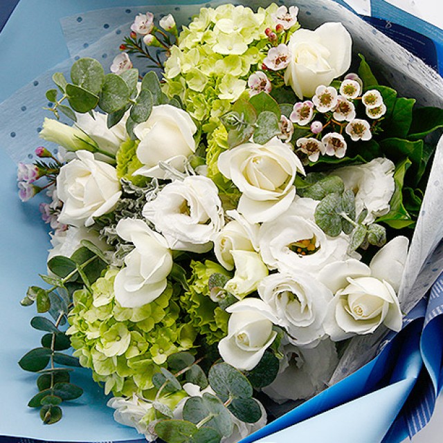 花店送花 藍天白玫瑰繡球花束